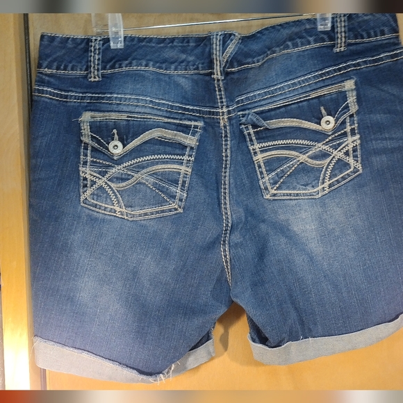 Maurices 22w plus shorts - Picture 2 of 3
